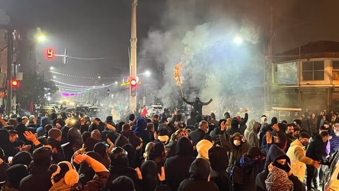 Насилни протести во Иран: Режимот се заканува со смртни казни за демонстрантите, Трамп подготвен да помогне (ВИДЕО)