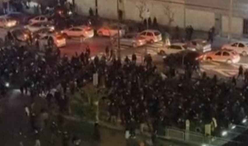 Расте бројот на загинати во насилните протести во Иран, Пезешкијан вети дека ќе го слуша народот