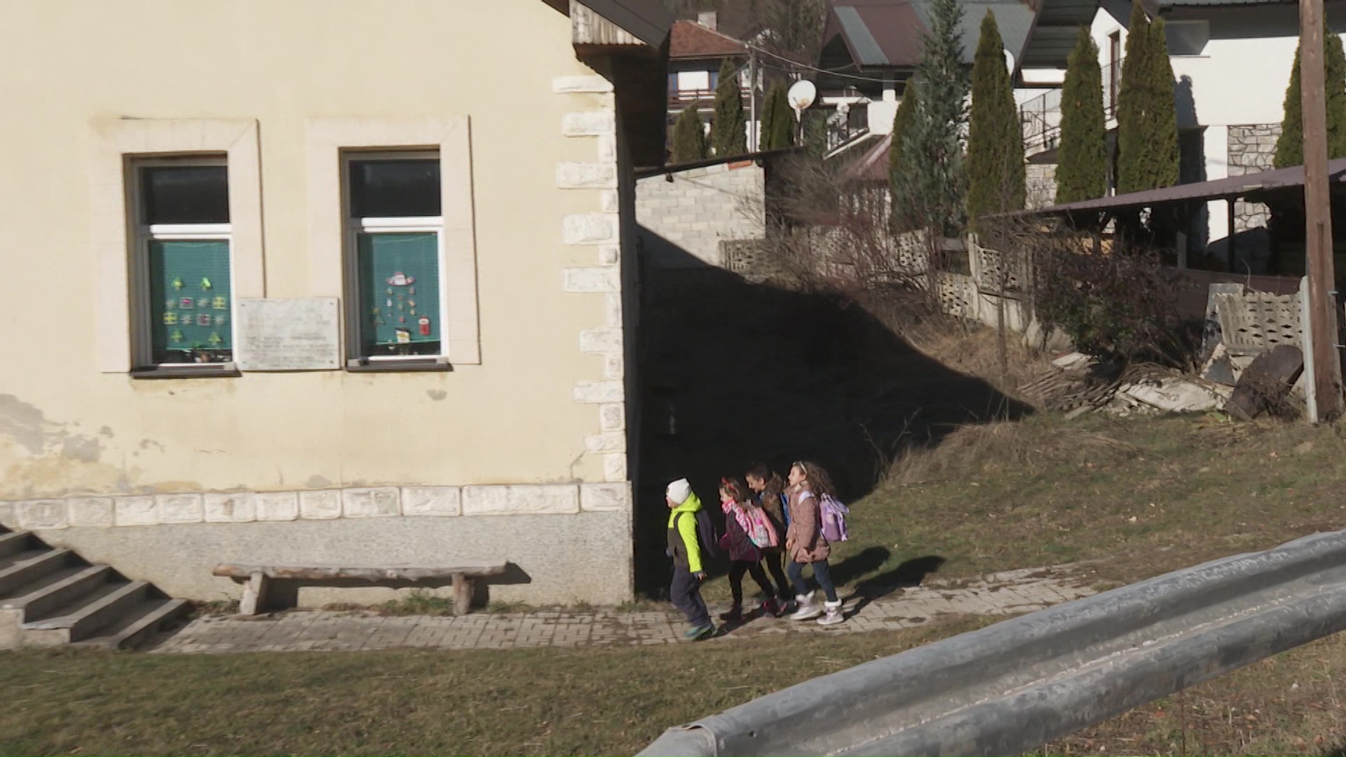 Дарија, Тео, Бисера и Марин се единствените деца во село Маврово – учат заедно, иако се различни одделенија