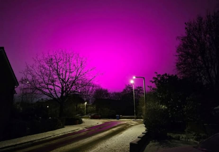 Небото над град во Англија мистериозно стана розево, виновникот е – фудбалски клуб