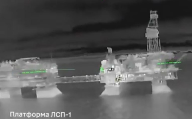 Украинска армија: Нападнавме три руски нафтени платформи во Каспиското Море (ВИДЕО)