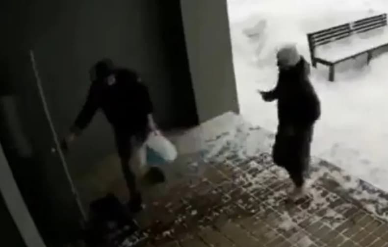 Момче се вратило да ѝ ја придржи вратата на сосетката- тој потег му го спасил животот (ВИДЕО)