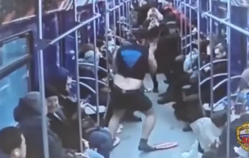 Облекол нуркачки костум и пераи и направил шоу во метро- осуден е на четири дена притвор (ВИДЕО)