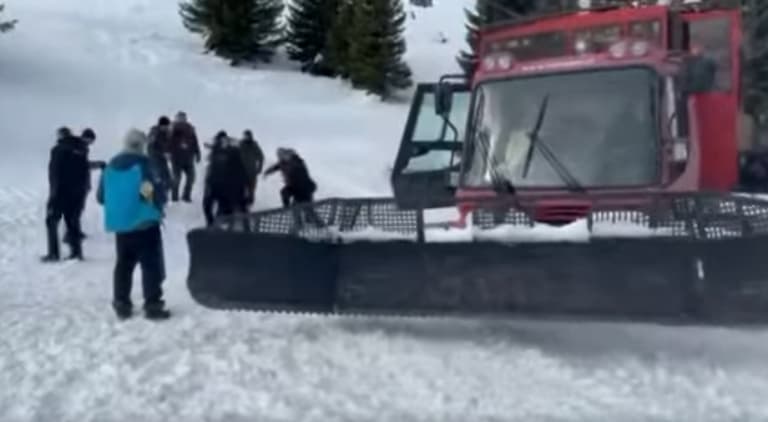 Инцидент на Попова Шапка- возачи на „диви“ ратраци попречиле работници во Националниот парк