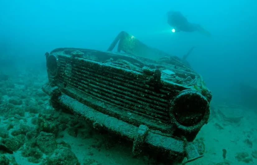 Над илјада автомобили половина век лежат на дното на морето во близина на Италија (ВИДЕО)
