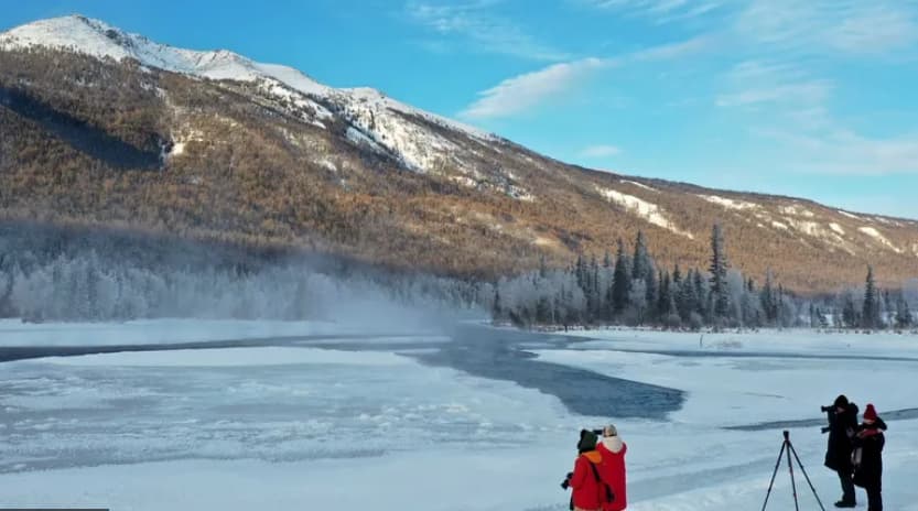 Туристи уживаат во зимскиот пејсаж, кога наеднаш почна да татни- настана општа паника (ВИДЕО)