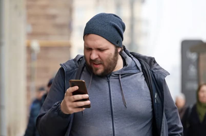 Франција наплатува казна од 200 евра, доколку се зборува на мобилен преку звучник