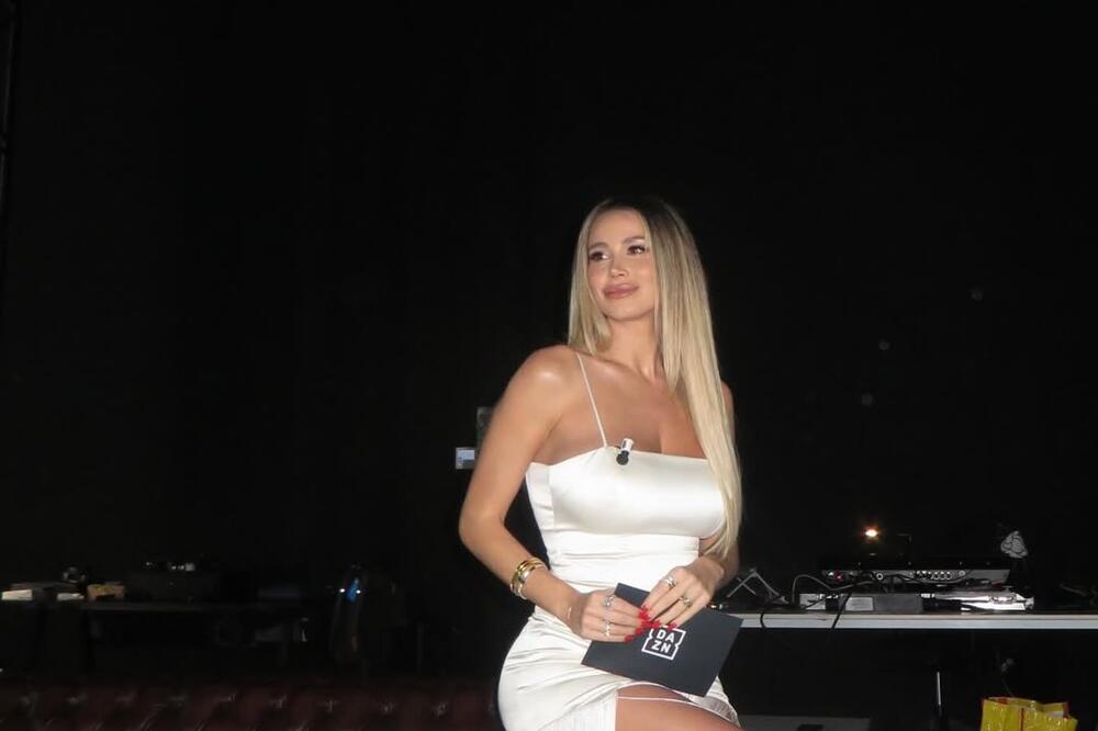 Фото: Најубавата спортска новинарка заведува дури и со трудничко стомак!!