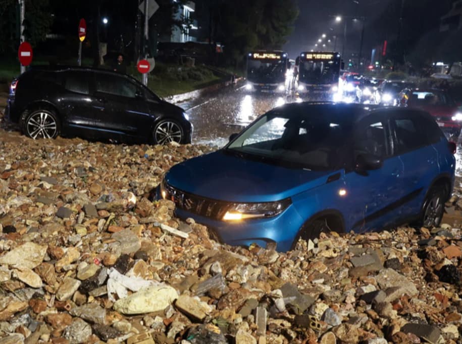 Невреме направи пустош во Атина- за еден ден наврна дожд како за 6 месеци (ВИДЕО)