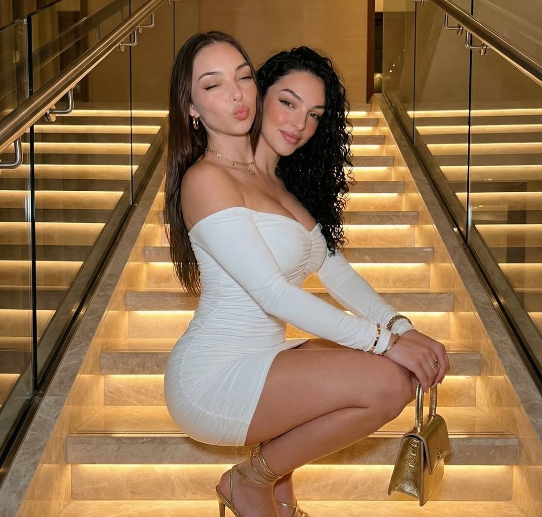 „Дојдовме во време кога веќе не можеш да веруваш ни на своите очи“: Ова се најубавите сијамски близначки, а многумина мислат дека не се вистински