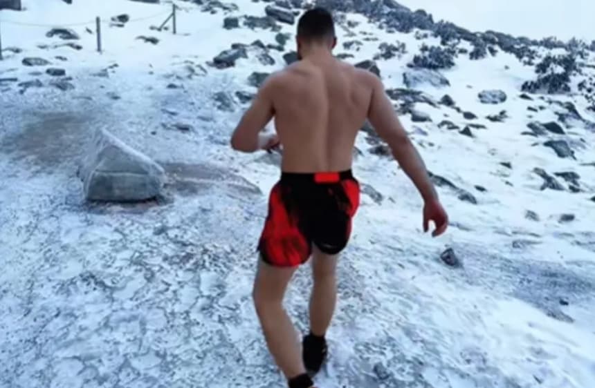 Полски инфлуенсер планинари гол на минус 37 степени и со ветер од 50 км/час (ВИДЕО)