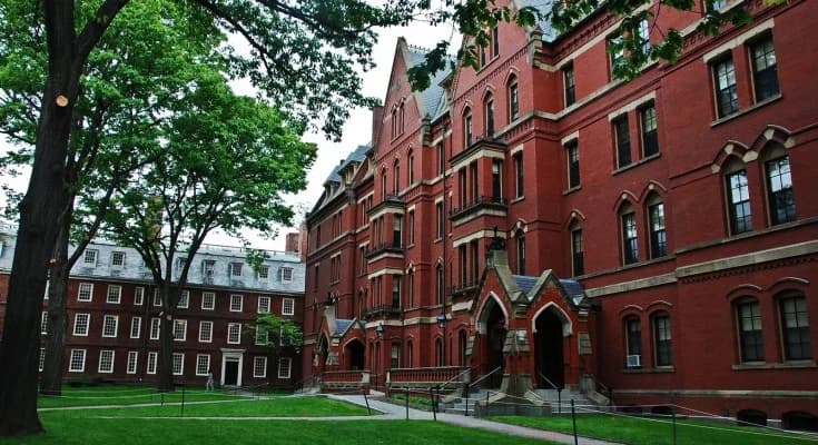 Трамп бара милијарда долари отштета од Универзитетот „Харвард“: Со нив во иднина не сакаме да имаме ништо