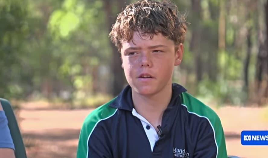 Херој на денот: 13- годишно момче пливало четири часа низ разбранувано море за да си го спаси семејството (ВИДЕО)