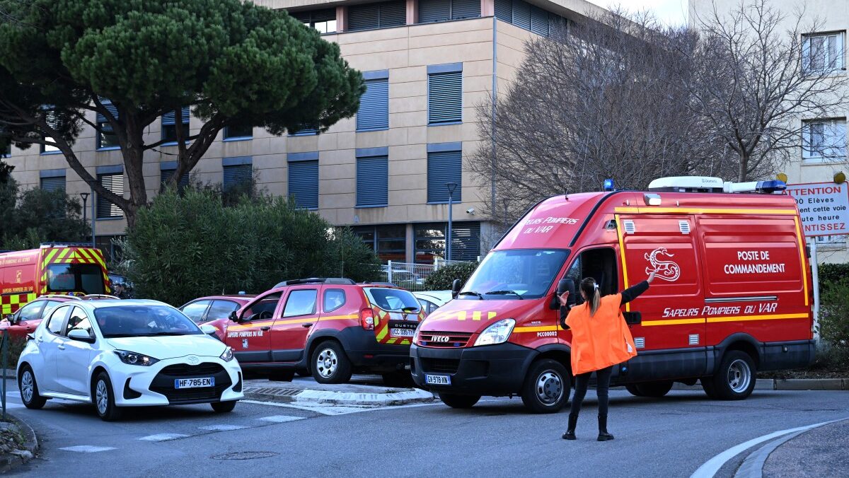 14- годишен ученик со нож ја избодел наставничката по ликовно, се бори за живот- ужас во Франција