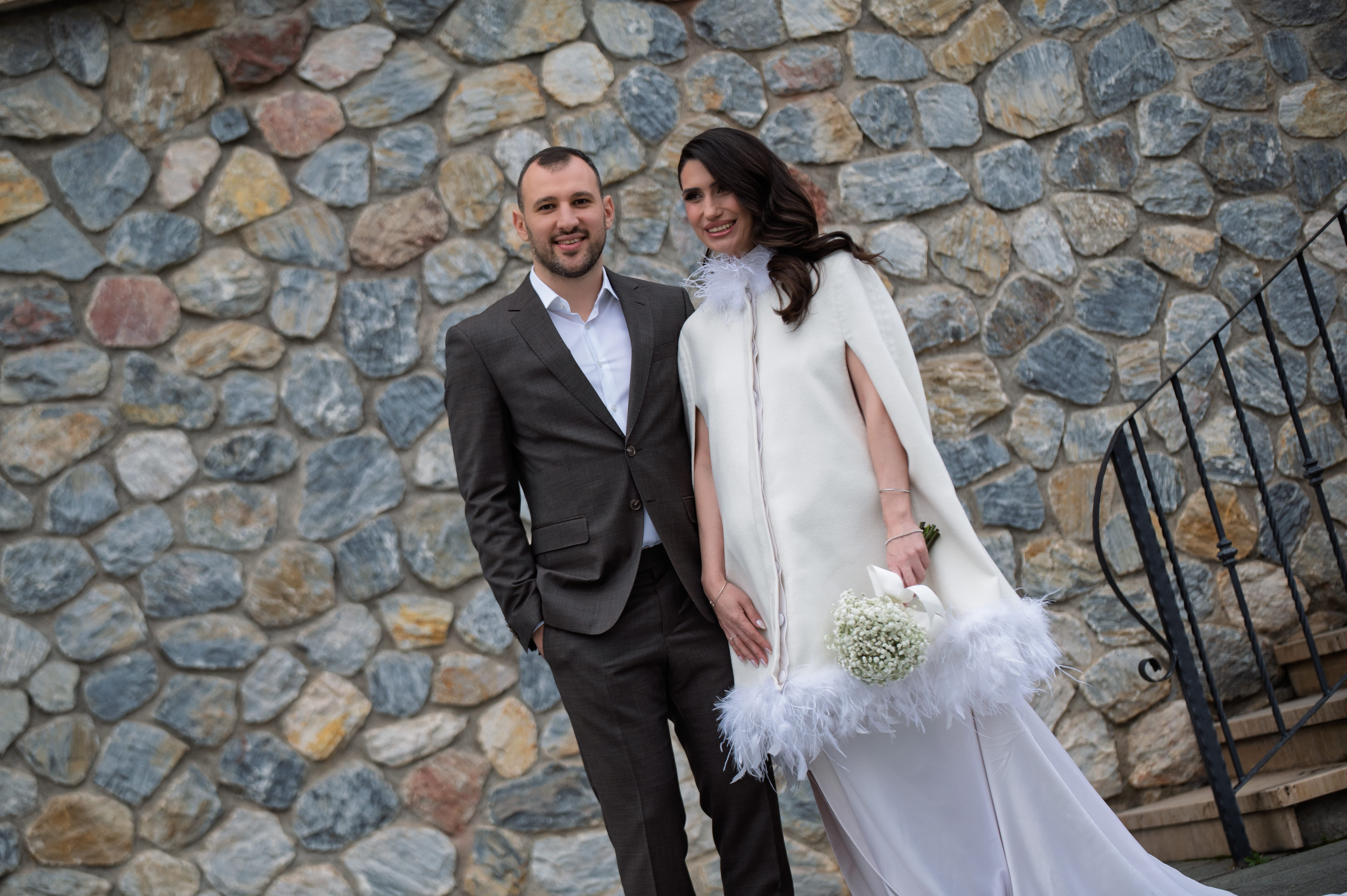 Ексклузивни официјални фотографии од венчавката на ракометарот Дејан Манасков и Билјана Стојановска: Младенците блескаат, очекуваат и принова!