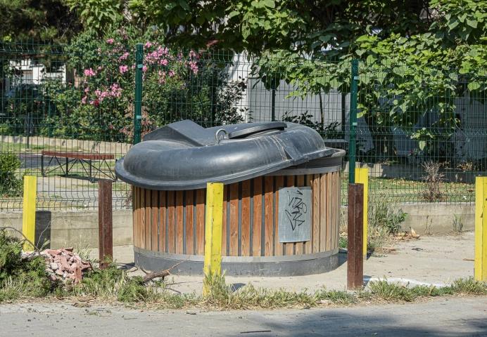 Искршени делови од полуподземни контејнери во Струмица
