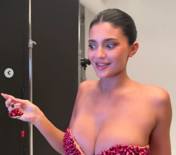 Кајли Џенер во градник од калинки промовира нов производ (ВИДЕО)