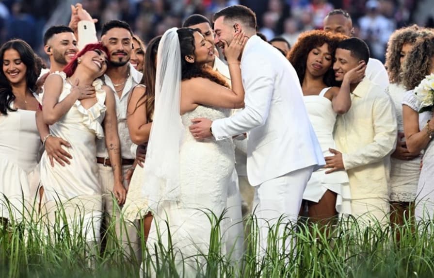 Вистинска свадба се одржа во паузата на Супербоул, среде настапот на Бед Бани (ВИДЕО)