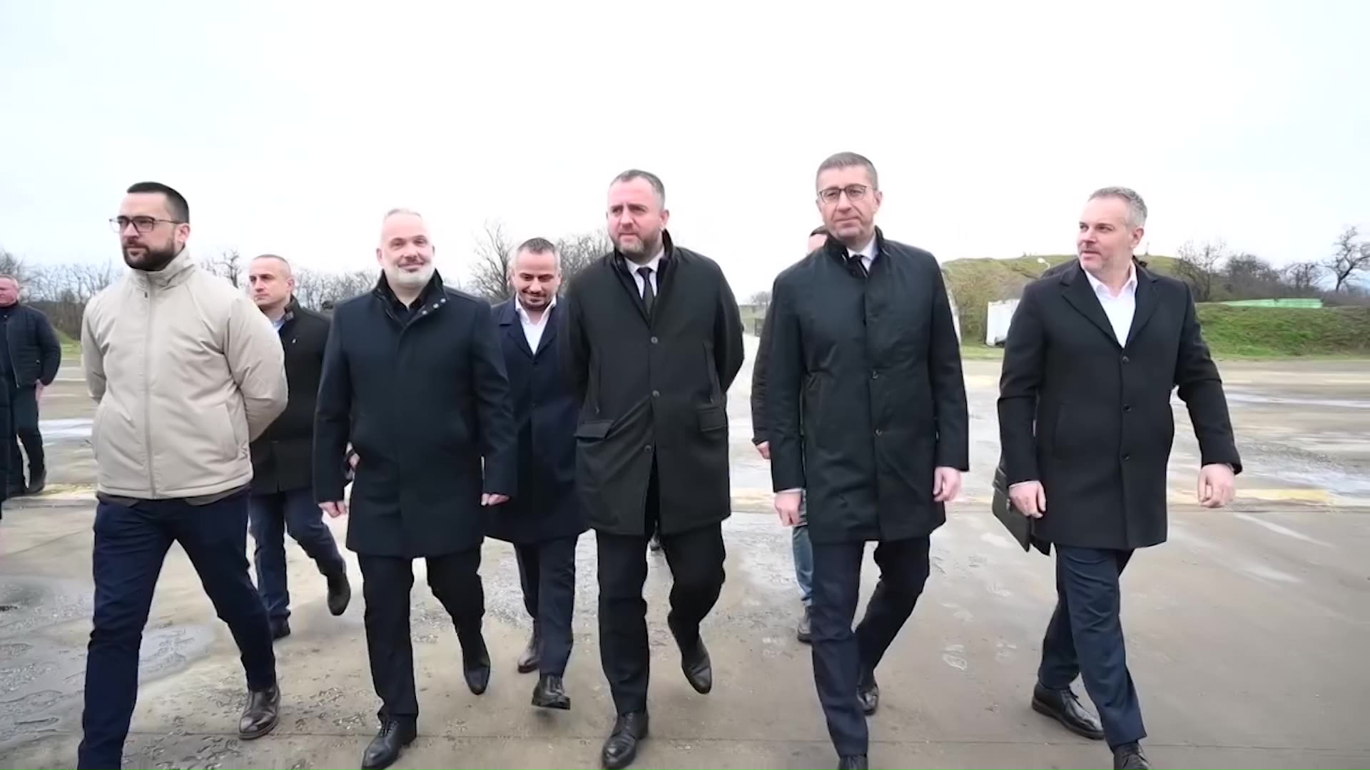 Премиерот Мицкоски и раководството на МВР покажаа дел од запленетата марихуана