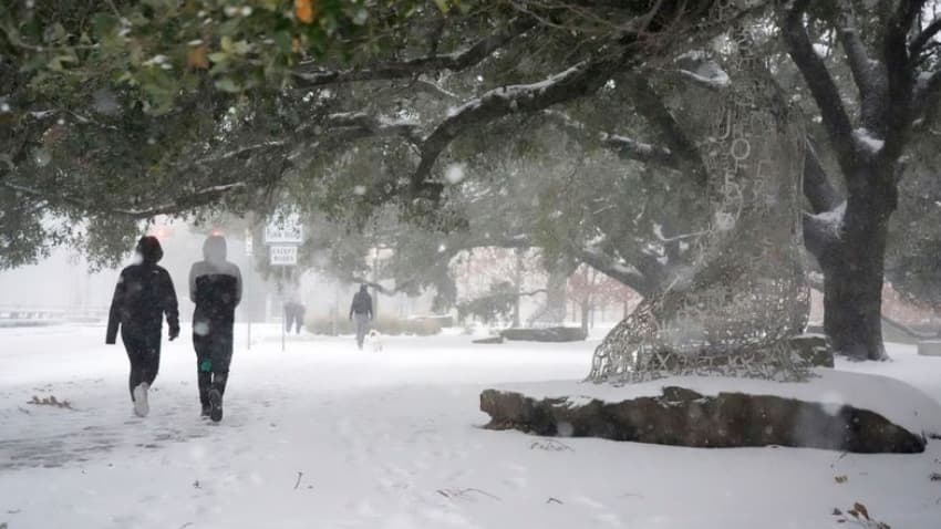 Поларните температури го оковаа Њујорк- најмалку 18 починати, се огласи градоначалникот Мамдани