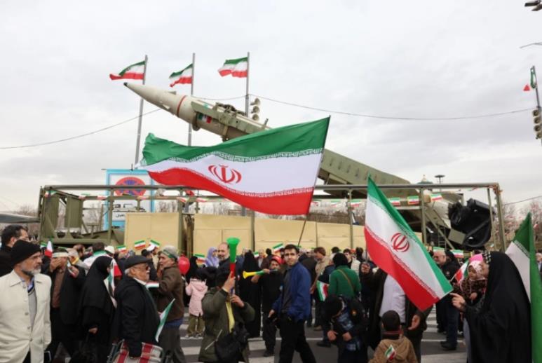 Иран соопшти дека лансирал „десетици нападни дронови“ кон Израел