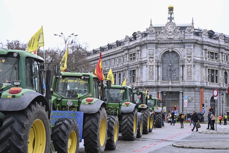 Земјоделците со трактори ги блокираа улиците на Мадрид: Ќе јадете затруена храна