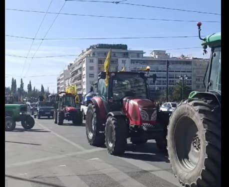 Видео: Грчките земјоделците го завршија протестот во Атина, тракторите си заминаа, но велат дека битката продолжува