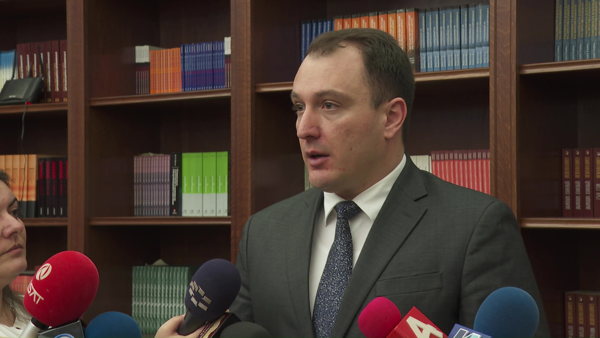 Јавна расправа за подготвеноста на јавниот секотр за примена на вештачката интелегенција