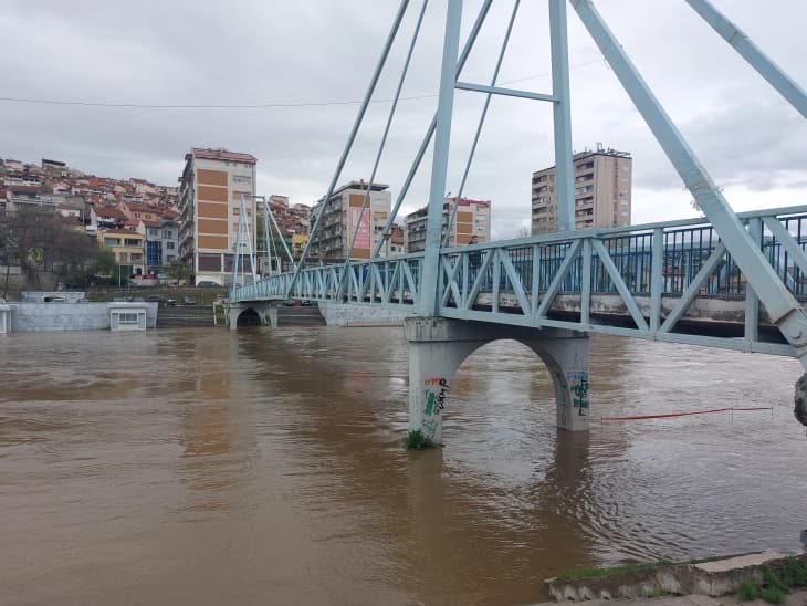 Вардар во Велес денеска се излеа од двете страни на кејот