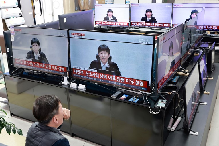 Претседателот на Јужна Кореја по неуспешниот пуч сменет од функцијата и осуден на доживотен затвор