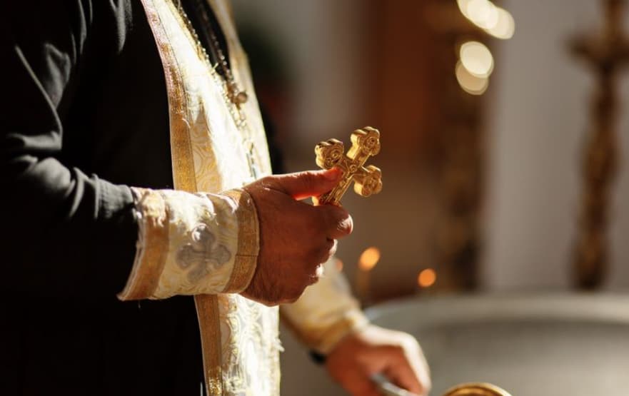 Православен свештеник и неговите помошници на суд се прогласени за виновни за физичко злоставување деца