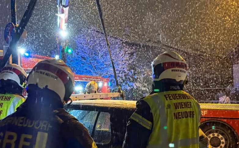 Работник на зимска служба го прегазил младиот колега, починал на самото место- снежен хаос во Австрија