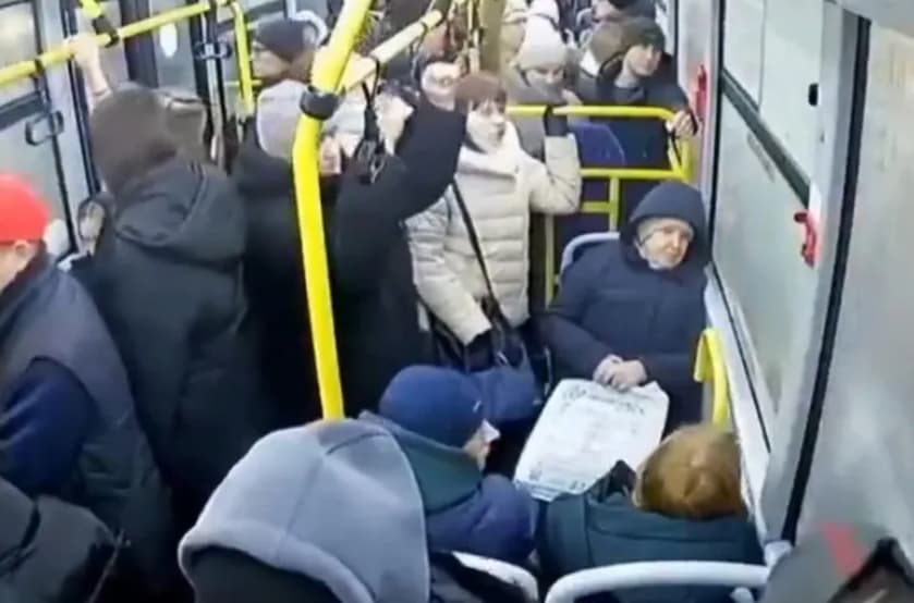 Сообраќаен знак влета во преполн градски автобус- патниците во шок (ВИДЕО)