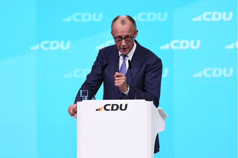Германскиот канцелар Мерц повторно е избран за лидер на ЦДУ