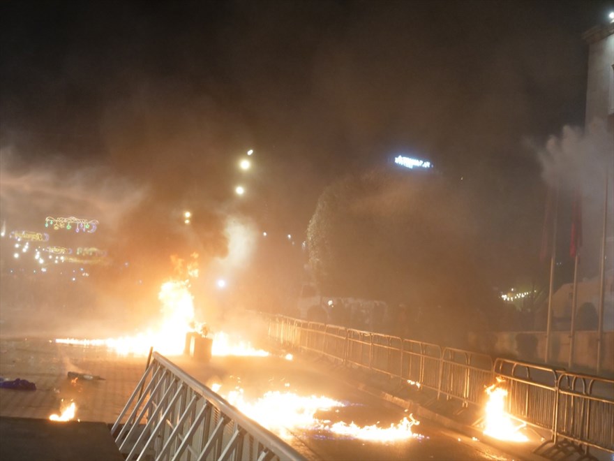 Насилни антивладини протести во Тирана: Со молотови коктели ја гаѓаа зградата на Владата (ВИДЕО)