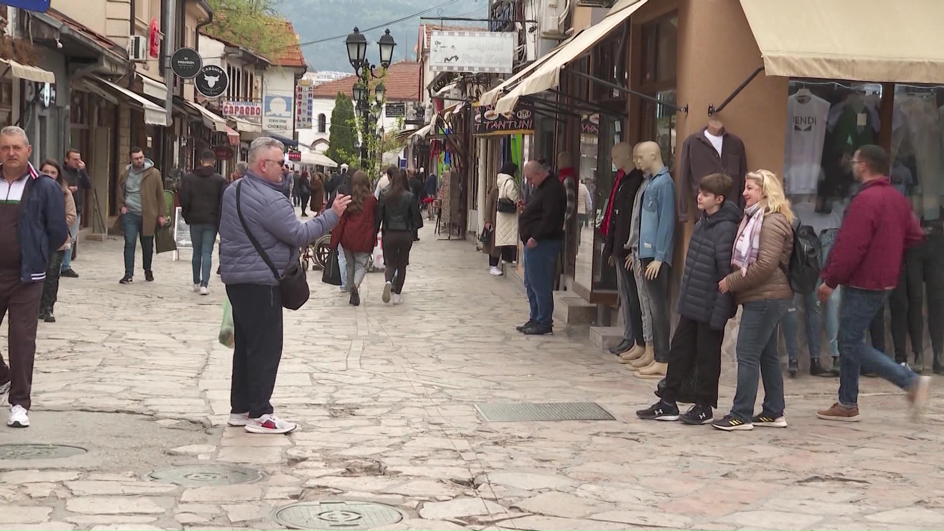 Бројот на туристи се зголемува – водичите се срамат од нехигиената околу знаменитостите