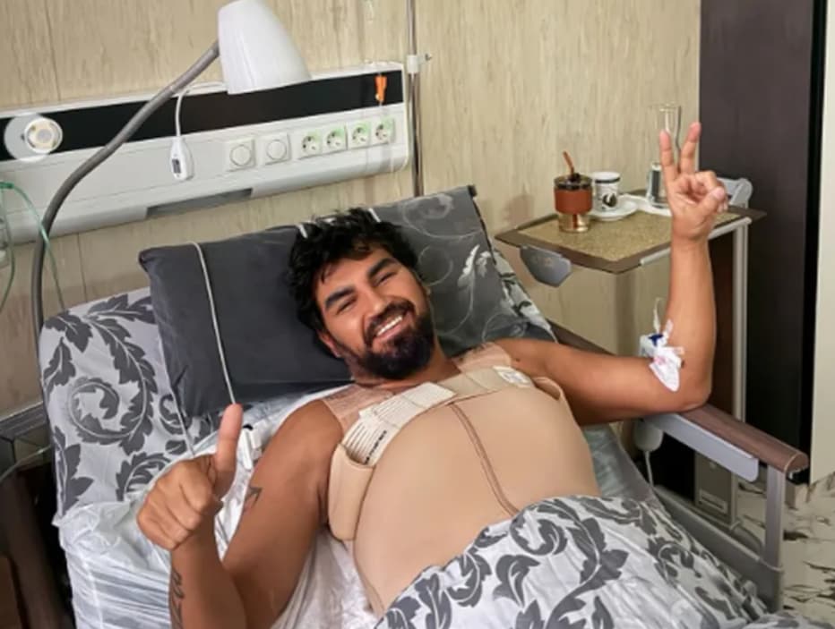 Азис се пофали со новите силиконски гради, му ставиле 600 кубика: Моментално се отечени (ФОТО)