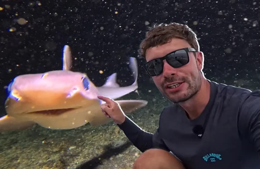 Ја спуштил камерата на дното на морето и занемел- од темнината се појавило огромно суштество (ВИДЕО)