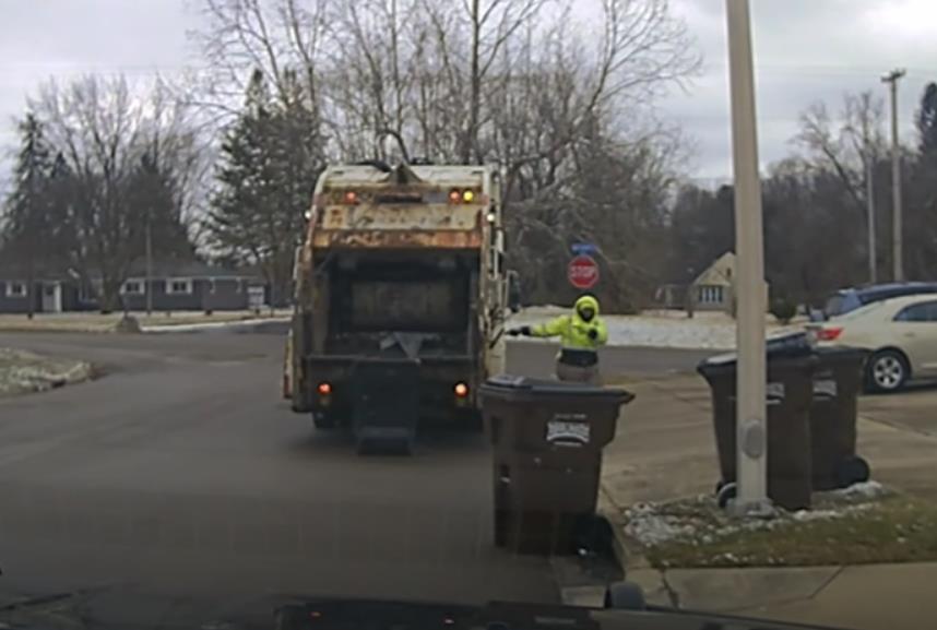 Се сокрил во канта за ѓубре додека бегал од полицијата- бркотница во Охајо (ВИДЕО)