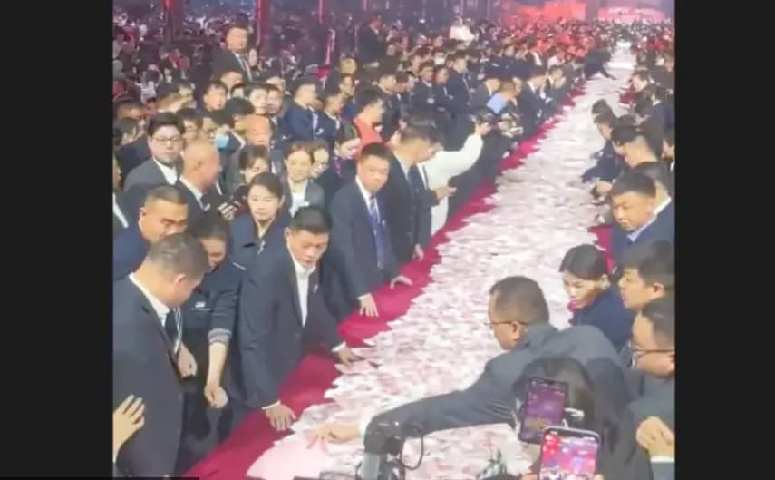 Директор им дал бонус на работниците од 22 милиони евра- кешот им го истурил на масите (ВИДЕО)