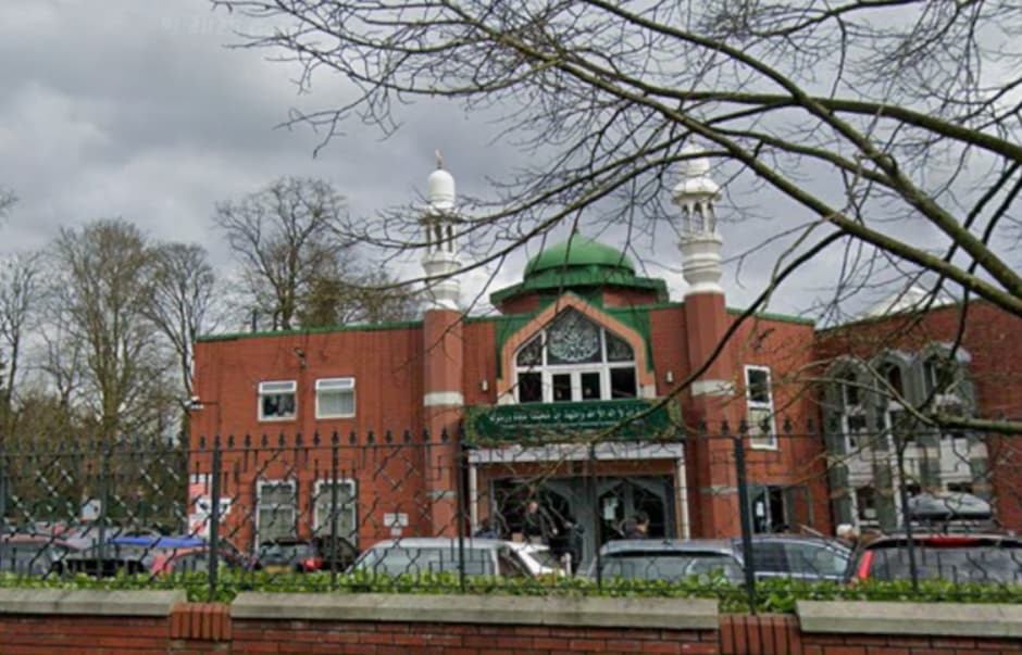 Во џамија влегле со секири и друго оружје среде молитва- верниците во Манчестер преплашени (ВИДЕО)