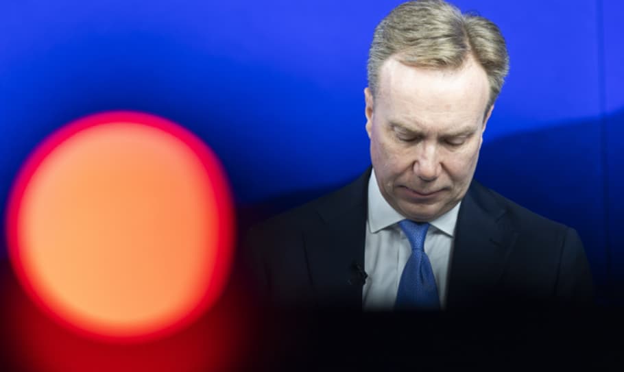 И првиот човек на Светскиот економски форум си поднесе оставка поради поврзаноста со Епштајн