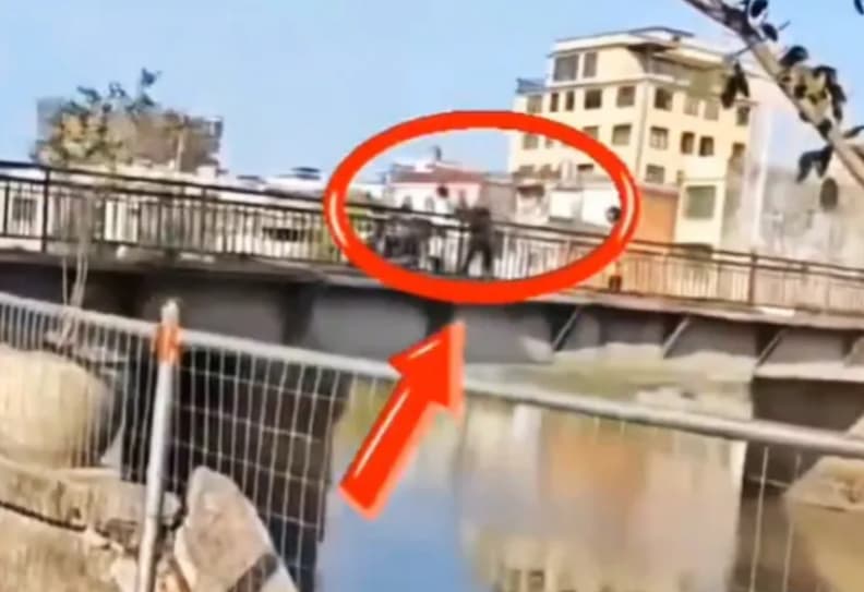 Маж се расправа со сопругата на мост, па во налет на бес го фрли детето во река (Вознемирувачко видео)