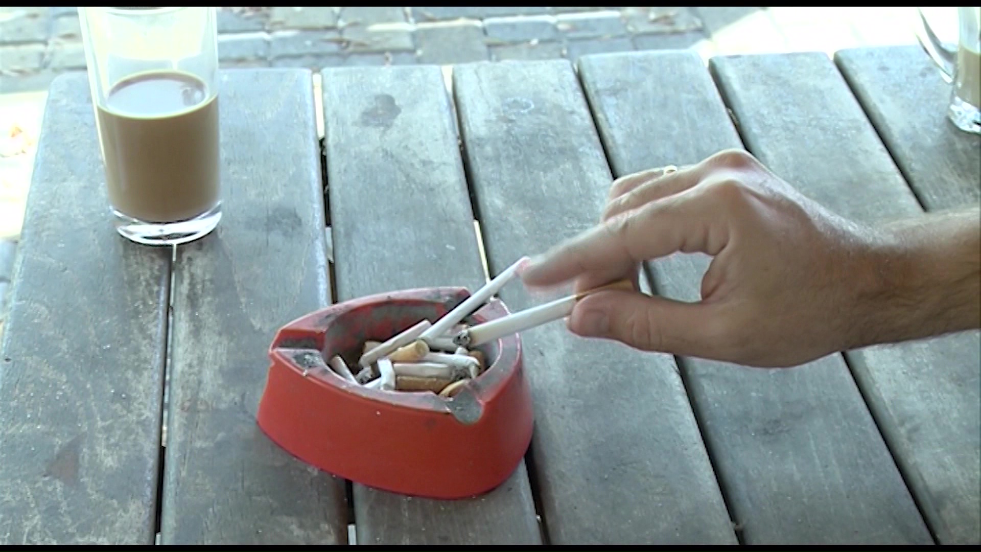 73 проценти од малолетници без никакви ограничувања купуваат цигари