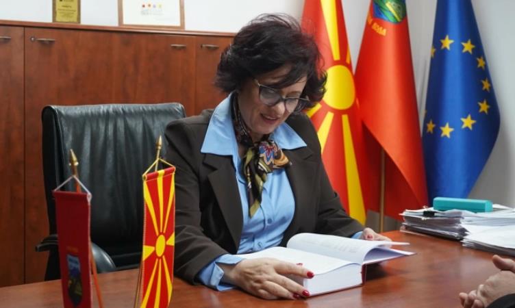 Градоначалничката Стаменкоска-Трајкоска доби примерок од првиот Македонски етимолошки речник од авторот Цветановски, жител на Кисела Вода