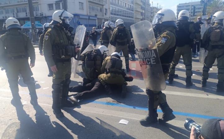 На вчерашниот протест во Атина за тригодишнината од железничката несреќа приведени 200 лица, од кои 19 се уапсени