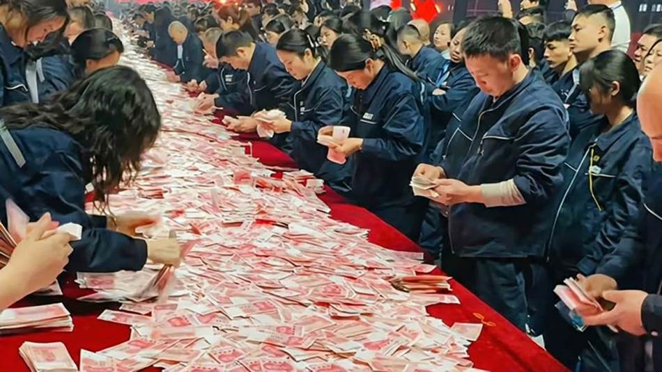 Најдобриот директор направи спектакл за работниците: Донесе 22 милиони евра на маса и им рече да си однесат дома колку што можат