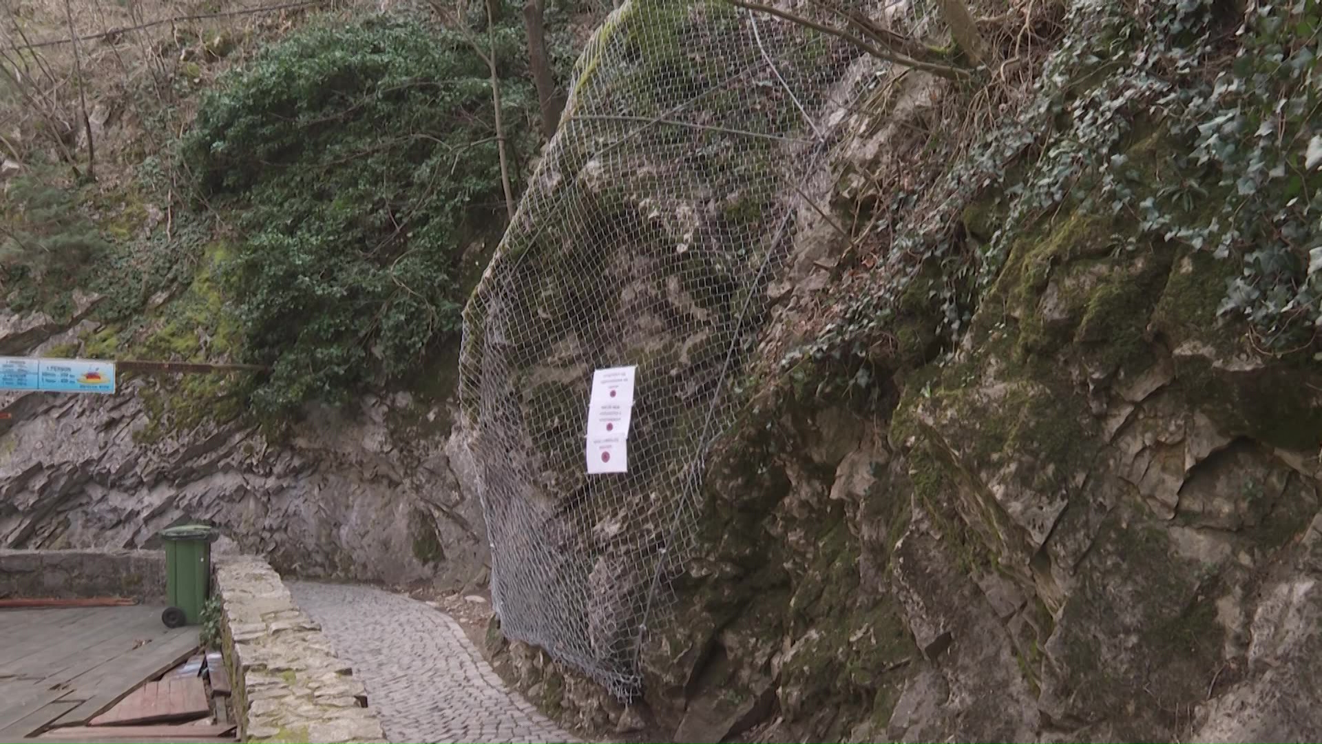 Оштина Сарај и ДЗС алармираат: Не е безбедна патеката на Матка поради сериозна опасност од одрони