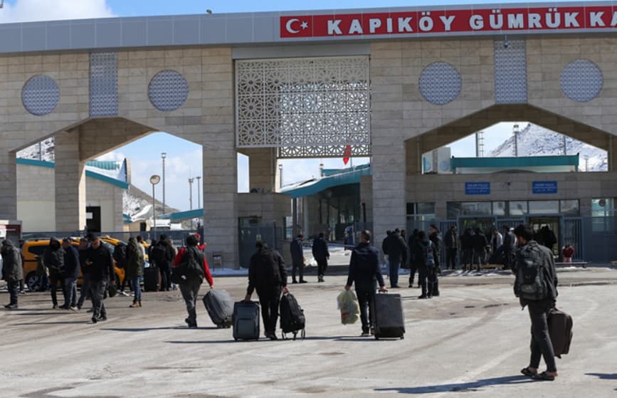 Стотици Иранци ја поминале границата со Турција