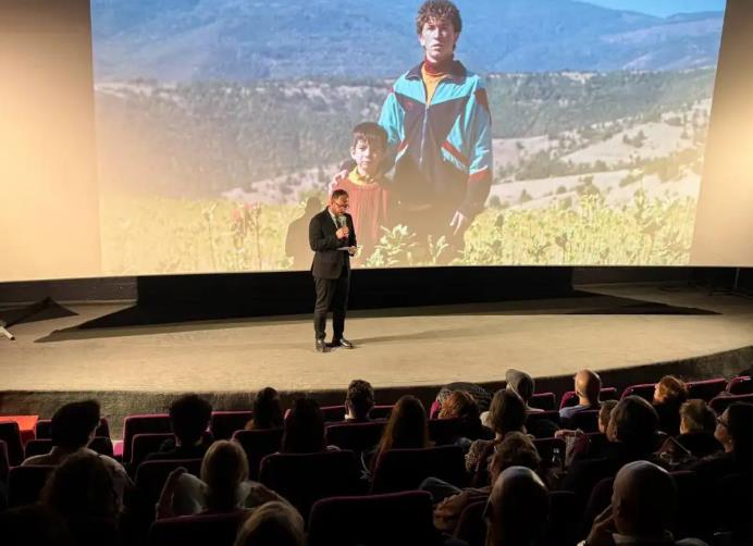 Министерство за култура и туризам: Премиерата на филмот „Диџеј Ахмет“ во Брисел ја одушеви публиката